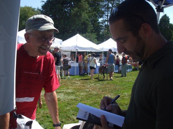 DSCF4153 Author G. Elmer Munson signing an autograph for a fan. Photo by Stacey Longo.