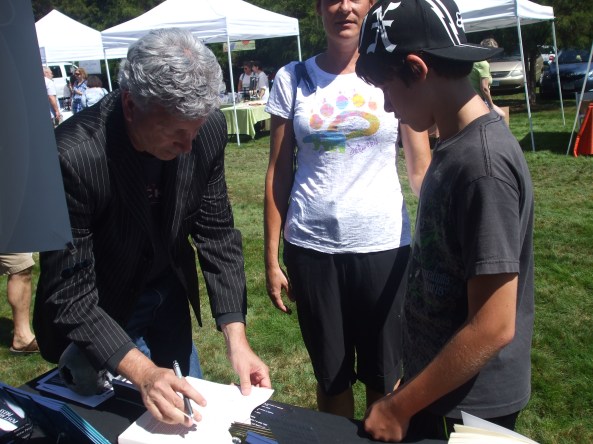 DSCF4156 Author Alan Kessler signing his book for a young fan. Photo by Stacey Longo.